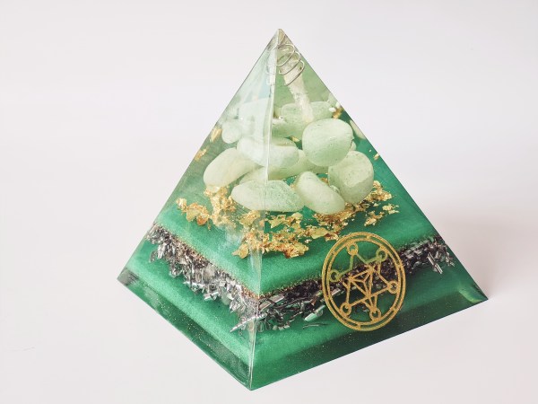 Orgonite pyramide aventurine verte et cube de metatron argenté